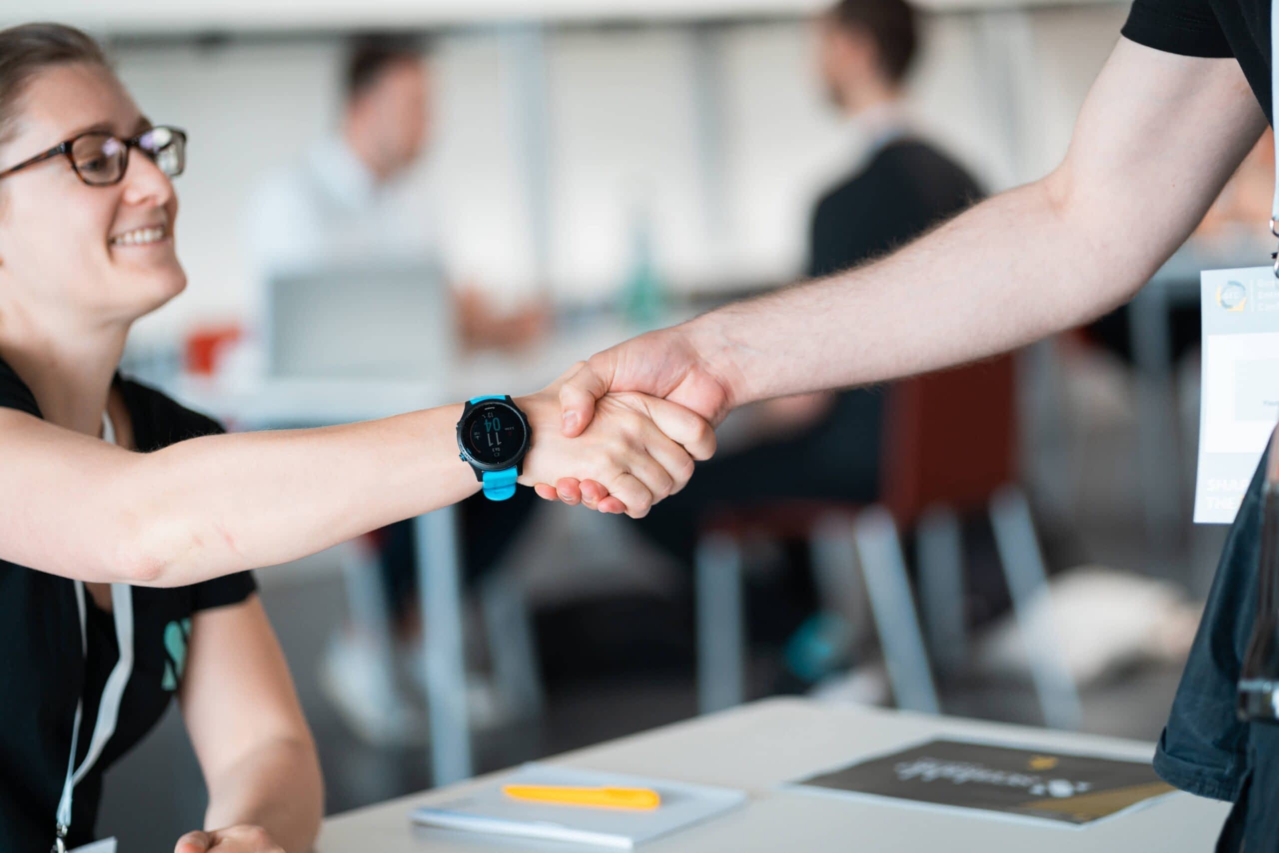 Handshake zwischen zwei Unternehmensvertretern während eines Business-Events in Frankfurt am Main